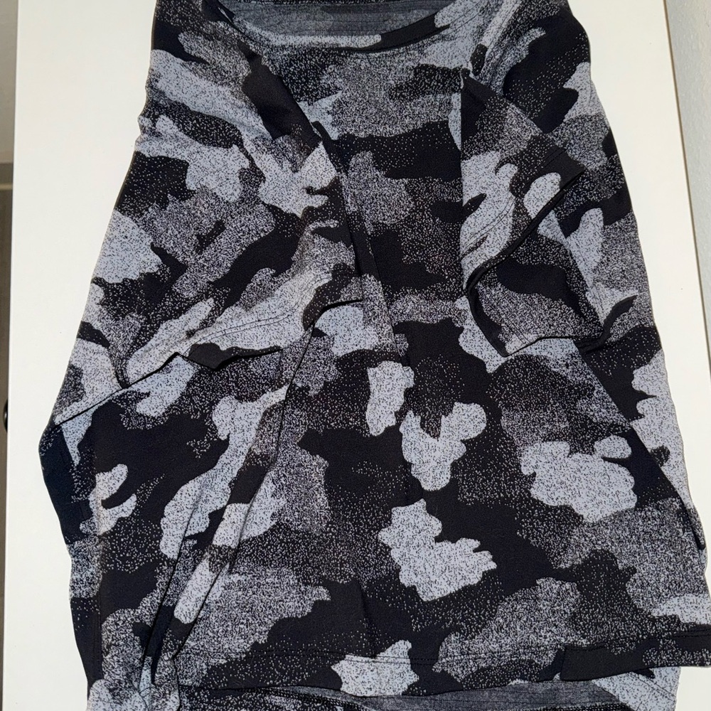 Lululemon Running Short Sleeve Black Camo Size 6